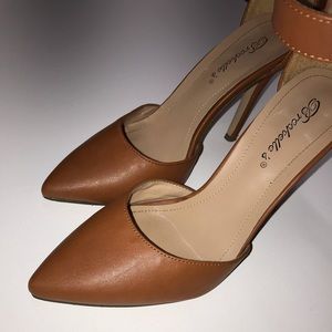 Pointed brown leather pumps